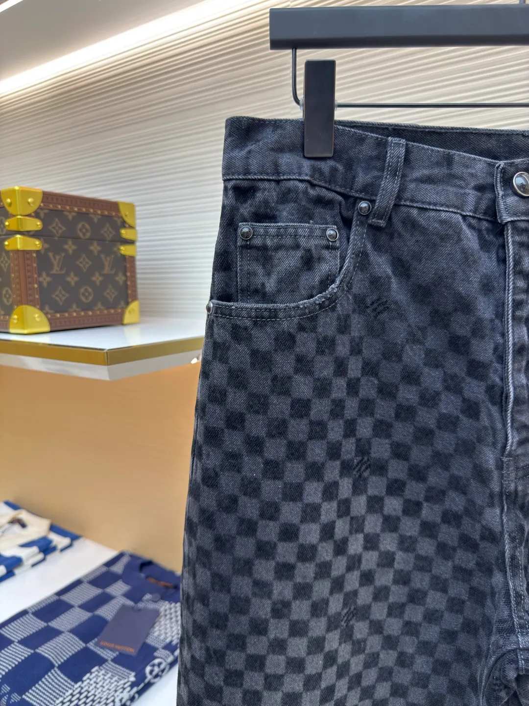 LOUIS VUITTON SS25 plaid gradient flocking jeans ●Authentic product: Purchased and developed at 17700 ●Item number: 1680023-B65 ●Fabric: twill cotton denim fabric ●Technology: Washing process ●Version: Fitted version ●Size: 30-32-34-36 ●Weight: about 930g ●Description: Made of 100% pure cotton washed vintage denim. The fabric has been specially treated to present a natural aged effect. The entire trousers are covered with Der check flocking patterns of different shades, subtly integrating the brand's iconic checkerboard elements into the design. The waistband is decorated with pearlescent buttons and metal rivets for decorative details, highlighting exquisite craftsmanship. The classic five-pocket tailoring design not only retains the practical function of traditional denim pants, but also gives it a modern and fashionable silhouette. The overall wiring is straight and delicate, the fabric is comfortable and soft, and the color is consistent without color difference. It can be matched with the same style to create a fashionable look and control various occasions. Customized accessories, complete with three standards, same style for men and women!